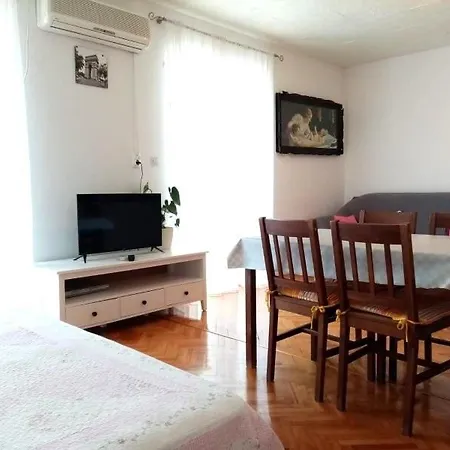 Jela Apartamento *