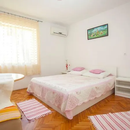 Jela * Makarska